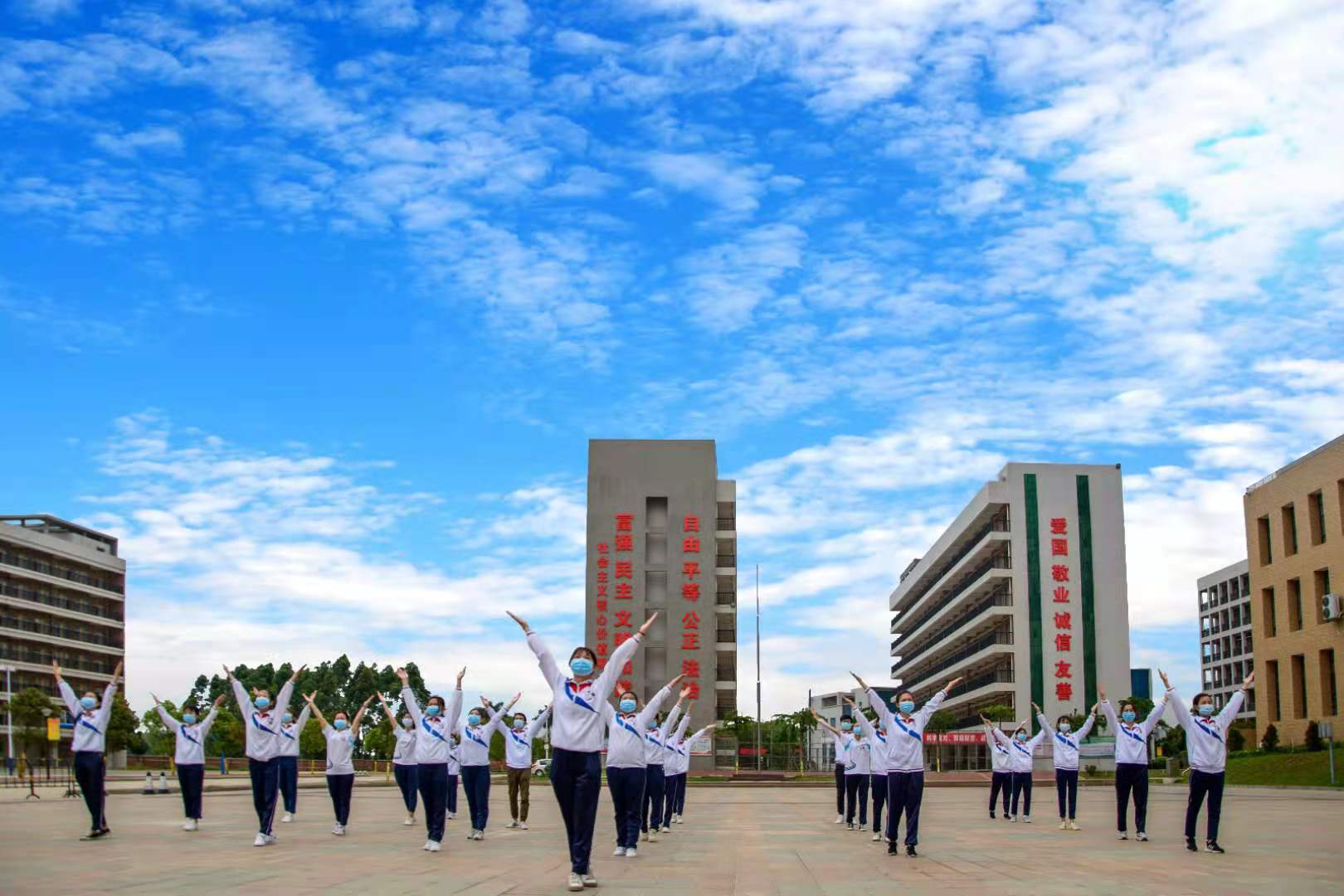 湛江卫生学校微信公众号扫码｜关注我们图/杨宇 文/袁